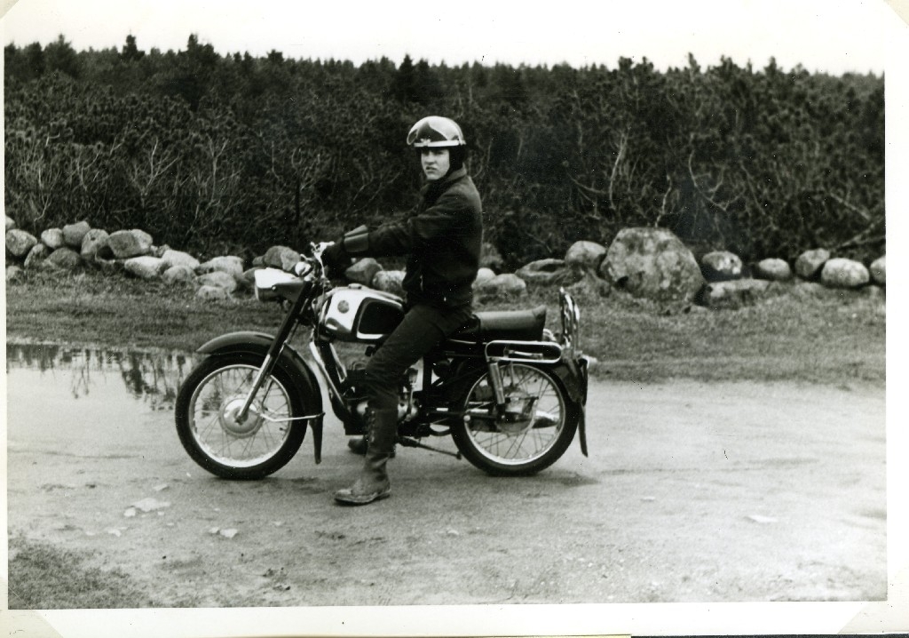 Arild Digernes (12.5.1952  på ny motorsykkel, ein Tempo Taifun 18 eller 38. modell 1964-65. Den vart laga som lett motorsykkel, 125ccm for aldersgrense 16 år og som stor motorsykkel med 175 ccm motor og 18 års aldersgrense. Opplysningar frå tidlegare Norsk Tempomuseum.
