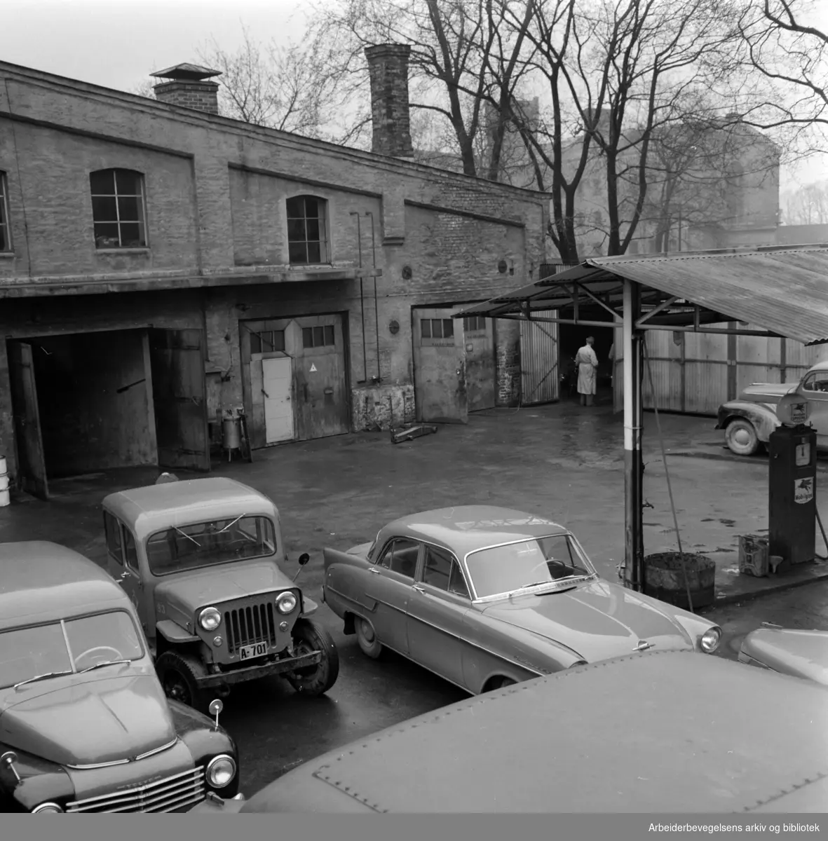 Postkontorets garasjer i Åkerbergveien. Mai 1958