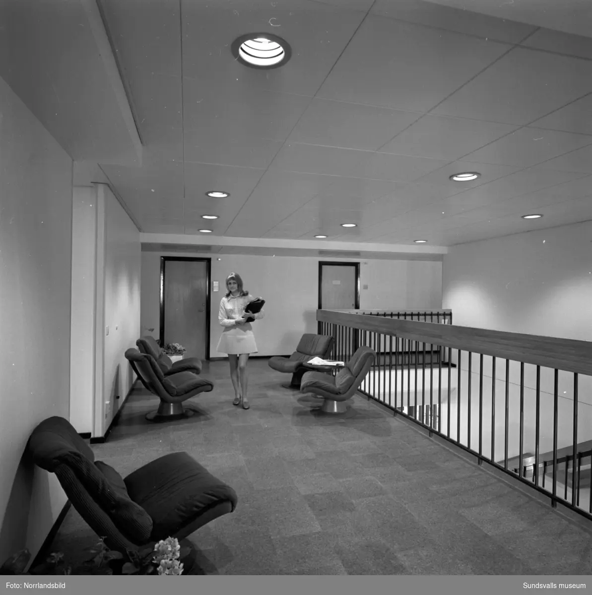 Interiörbilder från IBM vid Storgatan 44. Kontorsmiljöer, personal, datahall, kontorsmaskiner med mera.