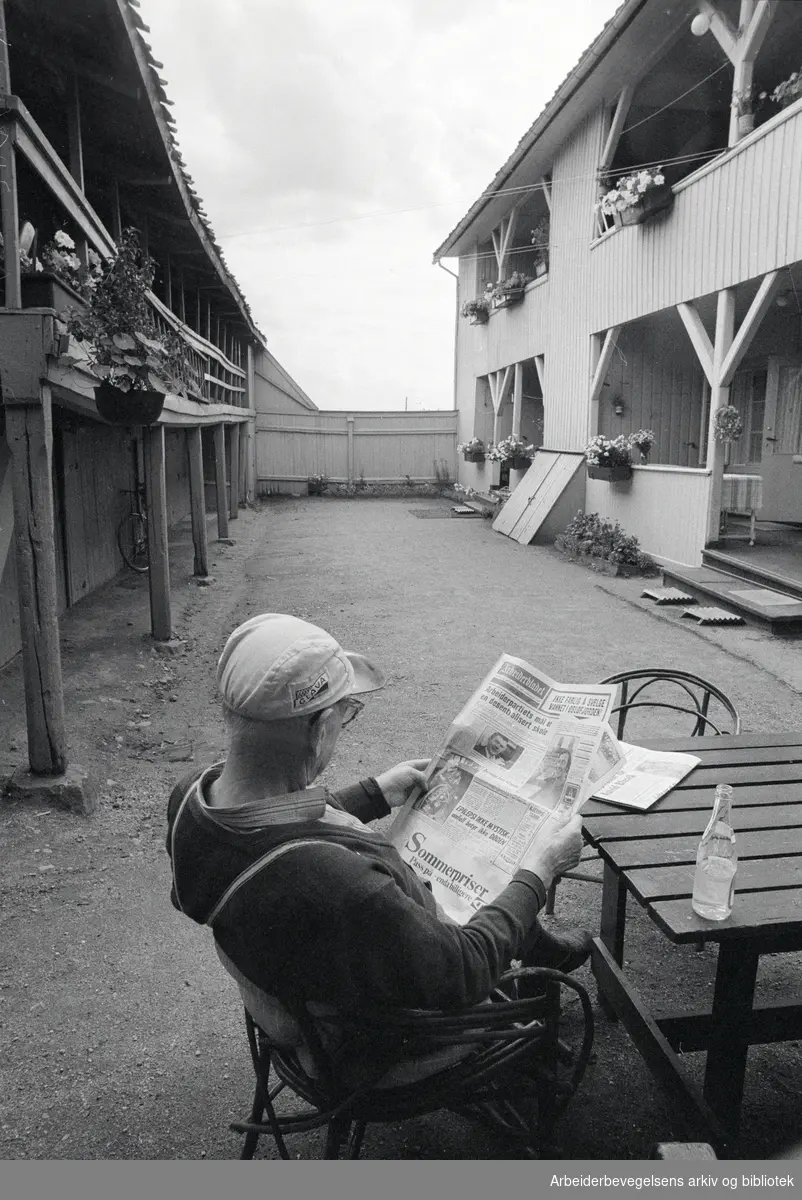Nydalen: Trehusbebyggelsen ved Kronborg, øverst i Sandakerveien. Juli 1973