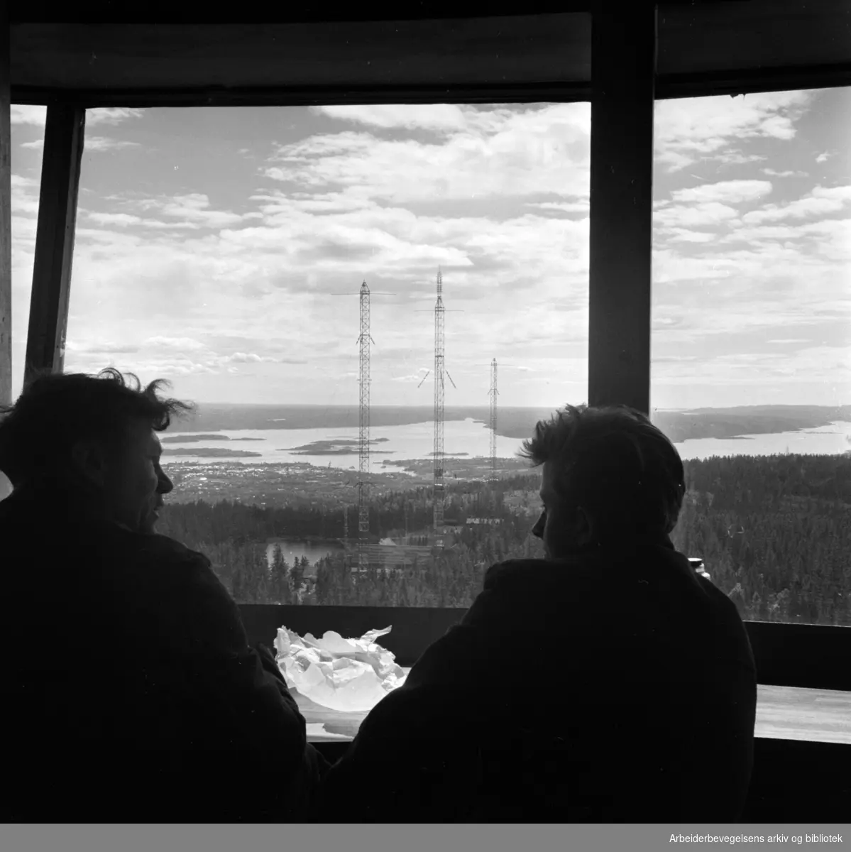 Nordmarka: Tryvannstårnet. To menn nyter utsikten i det nye tryvannstårnet. September 1962