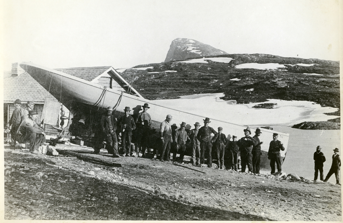 Motorbåten "TYIN" er transportert til Bygdin i  juni 1905.