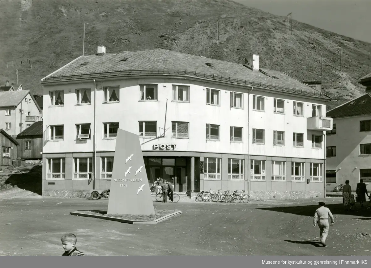 Nordkappfestivalen 1956. Spesiallaget skilt til Nordkappveiens åpning i Posthuskrysset i Honningsvåg.
