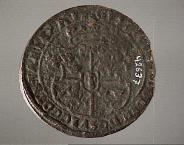 1 öre
Runt mynt
Åtsidan: mitt på myntet det svenska riksvapnet, svagt synligt.
Omskriften med Gustav Adolfs regent titlar svagt synlig.
Ocentrerad prägling.
Frånsidan: en grip i vänsterprofil. Till vänster om gripen siffran 1, till höger versalerna ÖR.
Omskriften på latin med bland annat präglingsåret i romerska siffror, 1628, är delvis läslig.
Ocentrerad prägling.
Nuvarande skick: bägge sidor slitna.
Vikt: 24,3 gram.

Text in English: Round coin. Denomination: 1 öre.
The obverse side has the Swedish coat-of-arms in the centre, faintly legible. The legend has the regent titles of Gustav Adolf of which the latter is faintly visible.
The coin stamp is off-centre.
The reverse shows a griffin in left profile. On the left-hand side is the numeral 1 and to the right the initials ÖR. which appear in capital letters. The legend has a Latin inscription and the year of coinage, 1628, in Roman numerals. The Latin inscription on the legend is faintly visible.
The coin stamp is off-centre.
Present condition: both sides are worn.
Weight: 24,3 gram.