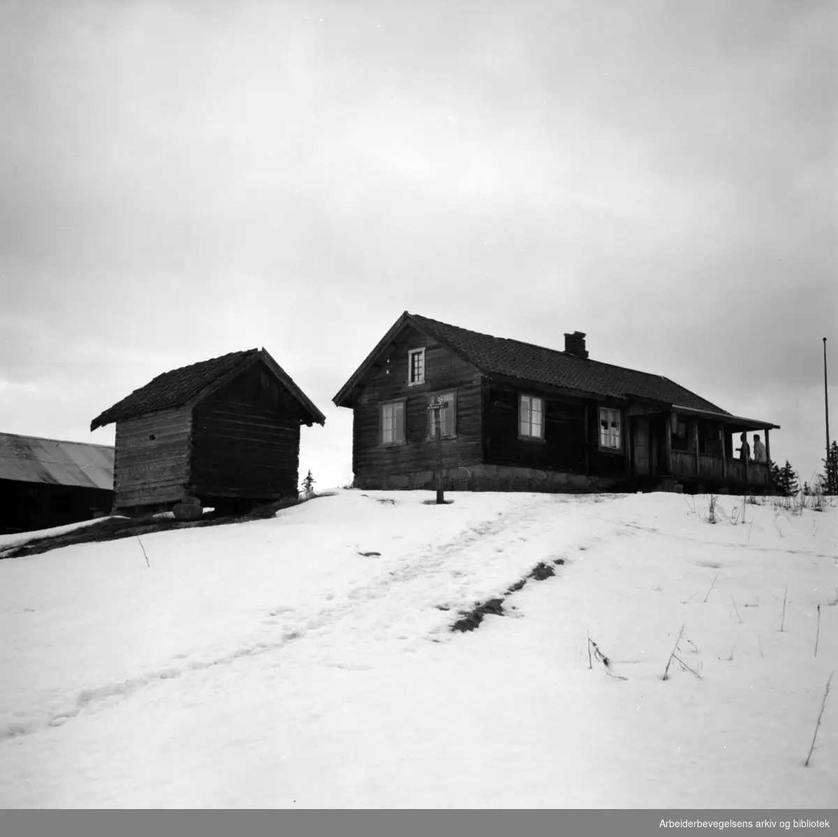 Nordmarka: Sinober i Lillomarka, turisthytte og serveringssted. Desember 1954