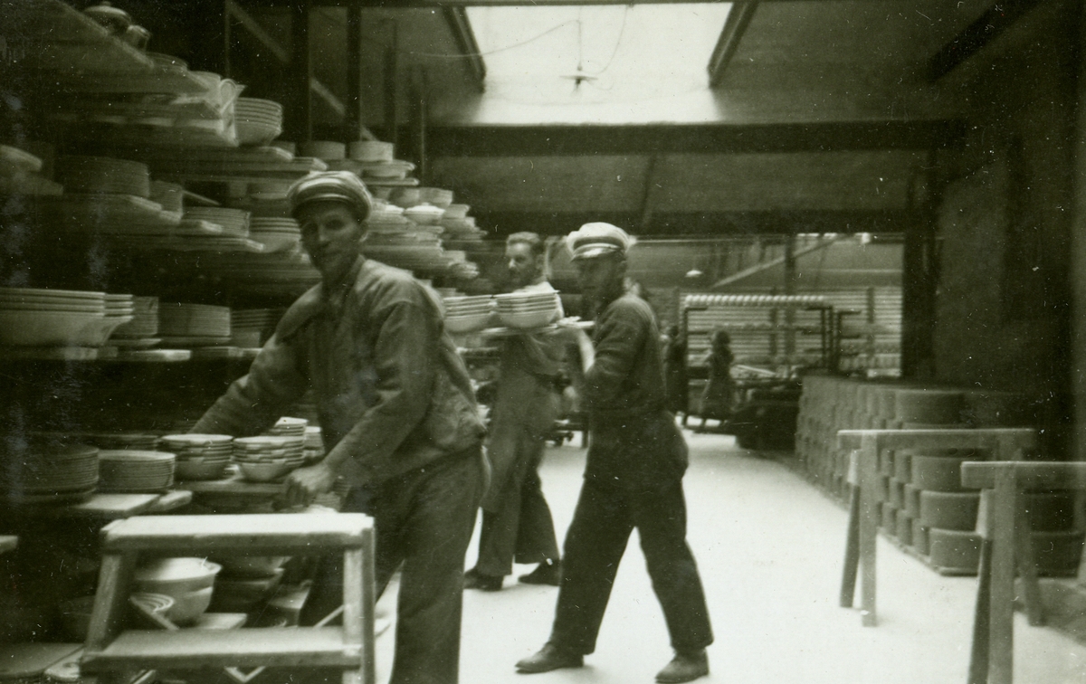 Stapling av tallrikar i en av fabriksverkstäderna.
Personer: okänd