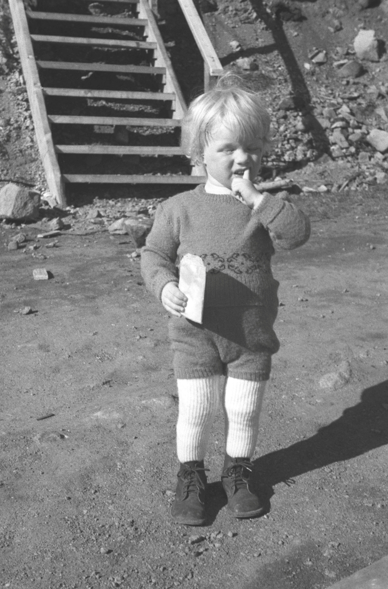 Gjenreisning. Honningsvåg. Et lite barn foran en trapp. 1946/47.