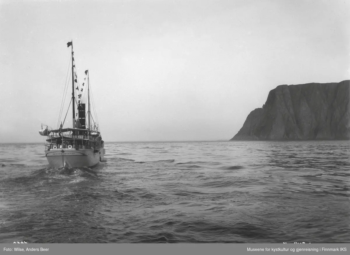 D/S "Neptun" på veien mot Nordkapp. Sommeren 1908. (Originalnegativet eies av Norsk Folkemuseum, W 09396)