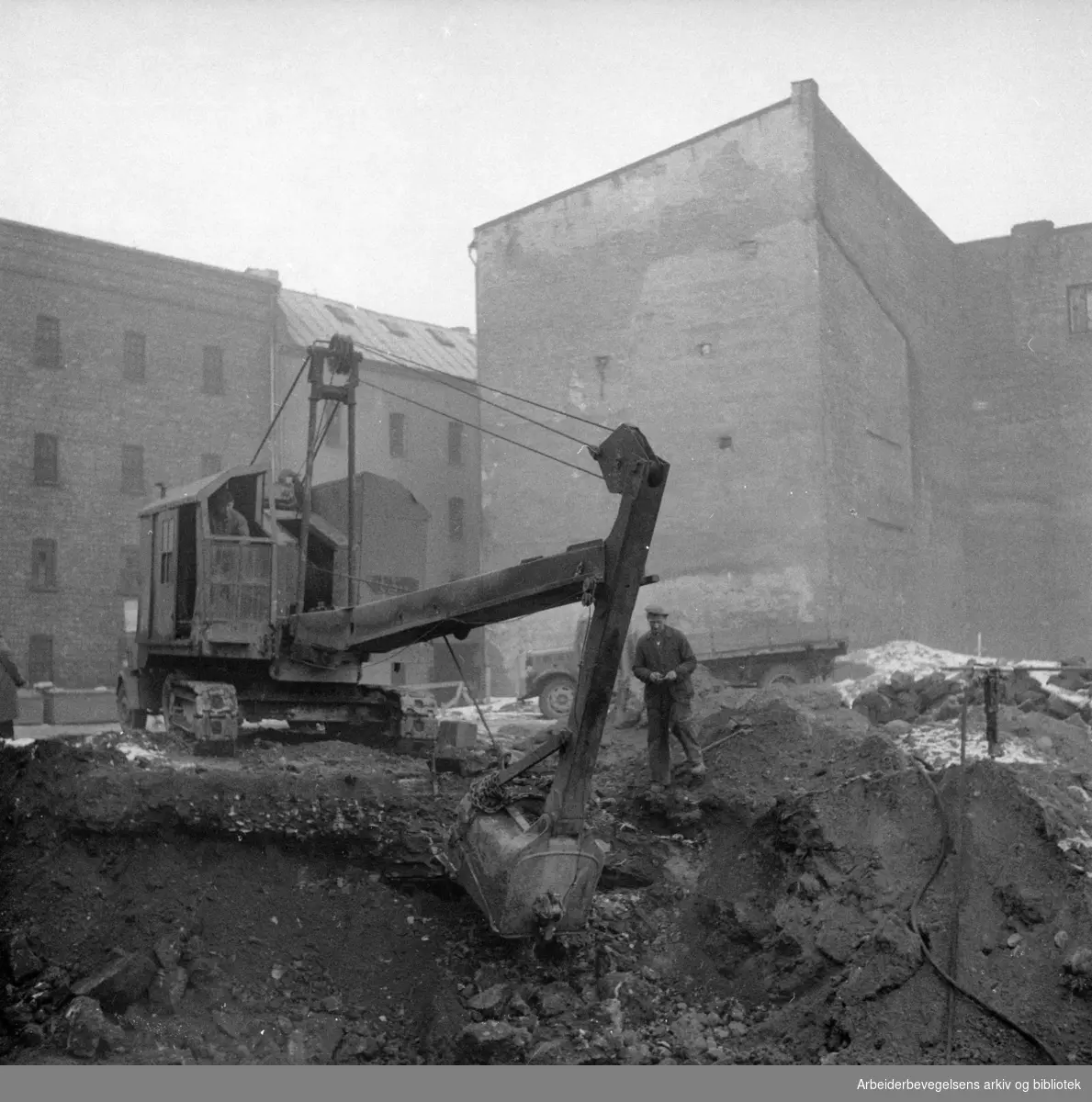 Lakkegata. Gamle hus rives. Januar 1957