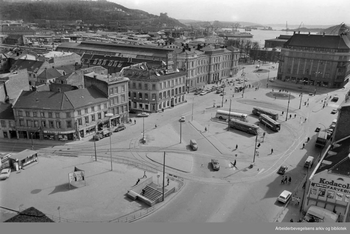 Jernbanetorget sett fra Hotell Viking. April 1971