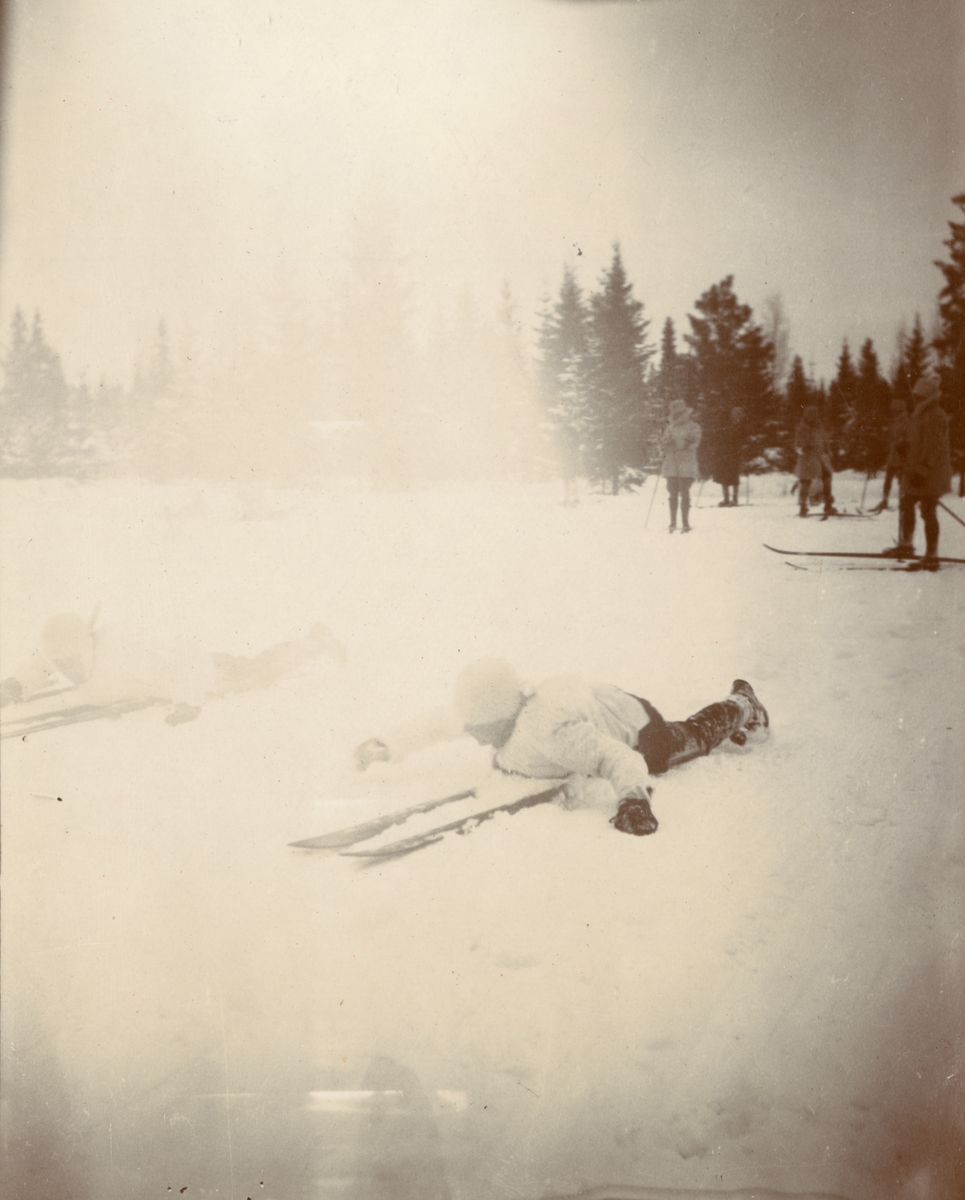Officerare från Smålands husarregemente K 4 på skidor, vinterövning i Norrbotten omkring 1910.