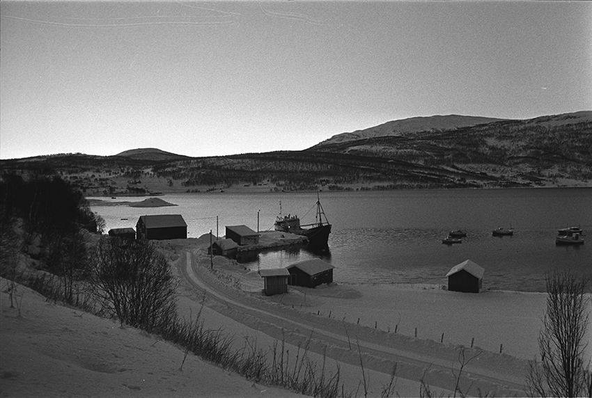 Vinterlandskap, båter og bygninger på Breistrand.