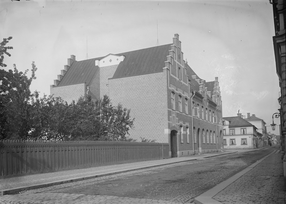 Sprithandelsbolaget, Dragarbrunnsgatan 43, vy mot Smedsgränd, Uppsala 1909