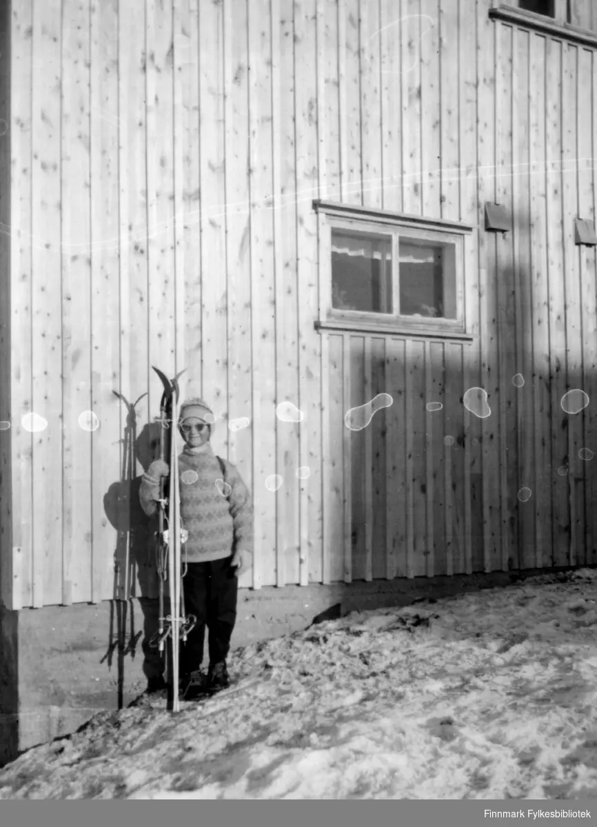 Stolt skiløper, Solveig 7 år. Familiealbum tilhørende familien Klemetsen. Utlånt av Trygve Klemetsen. Periode: 1930-1960.
