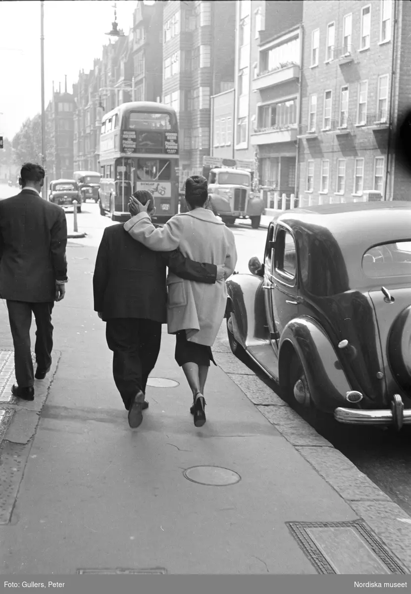 London. Ett promenerande par håller om varandra.