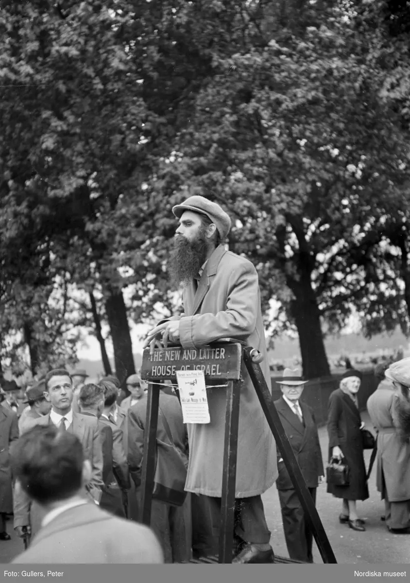 Speaker's Corner, Hyde Park, London. En man i skägg och keps på ett podium med en skylt med texten "The New and Latter House of Israel".
