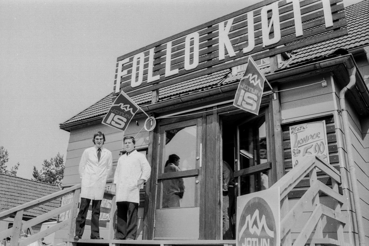 Follo Kjøtt og Spekemat med egen forretning på Ski. Ragnar Huseby og Tore Teigen bak den nye forretningen. Første kunde var Birgit Ås fra Nordby.