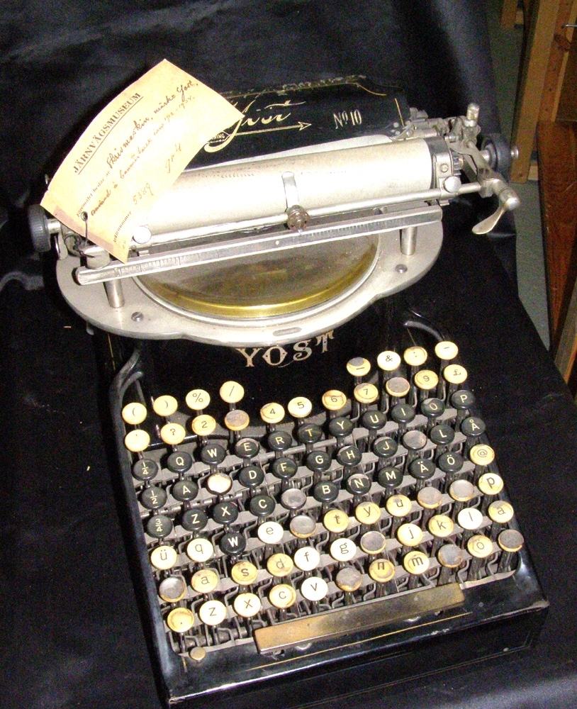 Skrivmaskin av svartmålad plåt med förgyllda detaljer.

Modell/Fabrikat/typ: No 10.