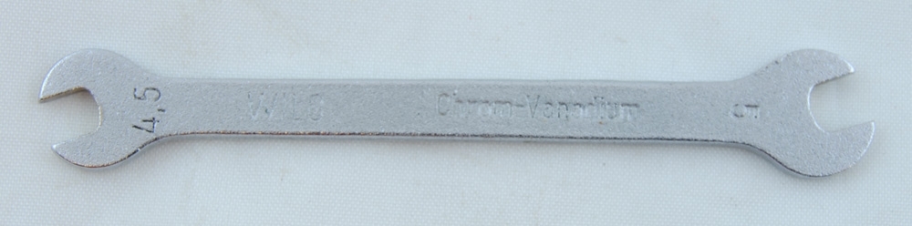 Fast nyckel med nyckel i båda ändar, storlek 4,5 och 5. Märkt "WILO" och "Chrom-Vanadium".

Modell/Fabrikat/typ: 4,5, 5