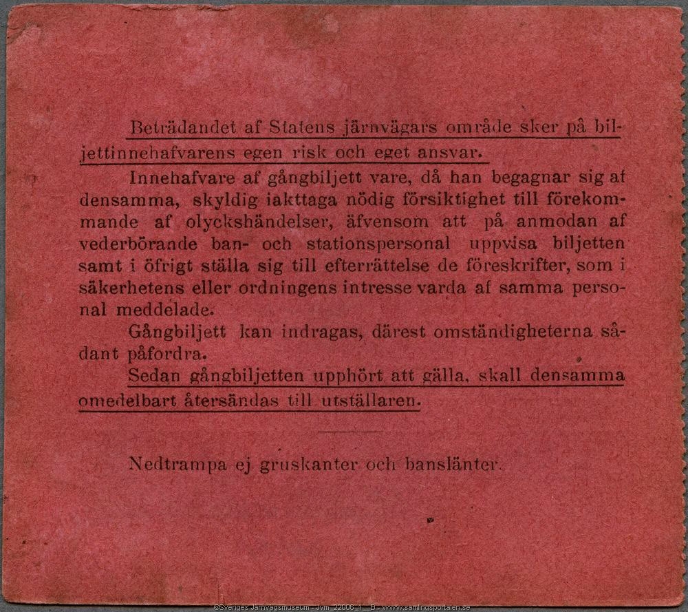 Röd gångbiljett med text i svart som dels är tryckt, dels är maskinskriven:
"Gäller endast för tjänstebruk
Statens Järnvägar. Häfte n:r 119
Gångbiljett n:r 27 för Skogsvaktare Olof Larsson
gällande å linjen mellan stationerna Korsån-Storvik, Dalgränsen-Ljusdal, Strömsbro-Ockelbo, Kilafors-Marmaverken, Bollnäs-Tungsen
till och med den 31 december 1958
Biljetten gäller även å nedanstående stationerna.
Storvik den 12/2 1958 [sign] Baningenjören".
Biljettexten är inramad med streckad linje. Ena sidan har märken efter perforering där den suttit fast i ett häfte.
Baksidan har informationstext som berör regler för vistelse på banvall och spår.