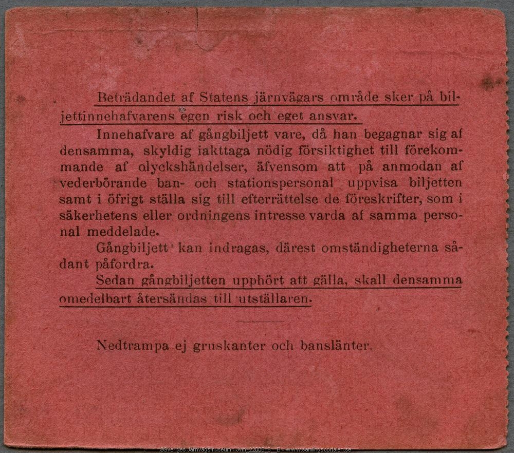 Röd gångbiljett med den tryckta texten:
"Gäller endast för tjänstebruk
Statens Järnvägar. Häfte n:r 119
Gångbiljett n:r 37 för Länsskogvaktare Gösta Åkerlund
gällande å linjen mellan stationerna Holmsveden-Lottefors, Kilafors-Mobodarne, och Bollnäs-Runemo 
till  och med den 31 december 1958.
Biljetten gäller även å nedanstående stationerna.
Storvik den 12/2 1958 [sign] Baningenjören".
Biljettexten är inramad med streckad linje. Ena sidan har märken efter perforering där den suttit fast i ett häfte.
Baksidan har informationstext som berör regler för vistelse på banvall och spår.