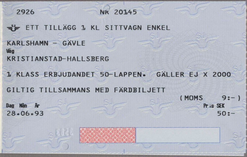Fem stycken sammanhäftade biljetter som gäller mellan Karlshamn och Gävle. Alla biljetter har SJ loggan i det övre vänstra hörnet och SJ loggan som mönster på en ljusblå bakgrund.
På första biljetten står texten: 
"En enkel 2 Kl Reslustkort
Karlshamn - Gävle Sommarpris väg Kristianstad - Hallsberg Dag Mån År 28.06.93 Gäller t o m 15.08.93.
(Moms 44:-) Pris SEK 253:-".
Biljetten har 4 hål efter biljettång, tre längst ner och en upptill.
Andra biljetten har texten: 
"Ett tillägg 1 Kl sittvagn Enkel 
Karlshamn - Gävle väg Kristianstad - Hallsberg 
1 klass erbjudandet 50-lappen. Gäller ej x 2000 Giltig tillsammans med färdbiljett Dag Mån År 28.06.93 
(Moms 9:-) Pris SEK 50:-".
Biljetten har två hål efter biljettång en längst ner och en upptill.
Tredje biljetten har texten, "En sittplats 1 kl 
Karlshamn - Hässleholm 
Dag Mån År 28.06.93 Tåg 263 Avg tid 10.30 Ank tid 11.45 Vagn 1 Platsnummer Fönster 6 Icke rökare 
(Moms 3:-) Pris SEK 20:-".
Biljetten har ett hål efter biljettång upptill.
De två sista biljetterna har samma text som den tredje biljetten med tillägget "utan avgift" så priset är noll, samt är det andra tåg tider och nummer. Destinationerna på de sista två biljetterna är "Hässleholm - Mjölby" och "Mjölby - Gävle". Ingen av de två biljetterna har hål efter biljettång.
På baksidan av varje biljett finns samma informationstext om regler gällande för biljetten.