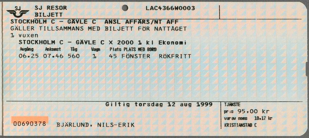 Tre stycken sammanhäftade delbiljetter för en resa mellan Kristianstad och Gävle. Alla biljetter har SJ-loggan i det övre vänstra hörnet och ett blåvitt bakgrundsmönster.
På första biljetten står texten: 
"SJ Resor Biljett
Kristianstad C - Hässleholm C Ansl Affärs/NT Aff
Gäller tillsammans med biljett för nattåget
1 vuxen Kristianstad C - Hässleholm C 2 kl
Avgång 23.19 Ankomst 23.38 Tåg 265 vagn 1 Plats plats med bord 38 Fönster Rökfritt
Giltigt onsdag 11 aug 1999 Bjärlund, Nils-Erik Kristianstad C".
Biljetten har ett hål efter biljettång under namnet Bjärlund.
Den andra biljetten har texten: 
"Hässleholm C - Stockholm C Affärsbiljett Kupe
Nattsmörgås/dryck samt frukost ingår
1 vuxen Hässleholm C - Stockholm C Nattåget Dusch
Avgång 23.57 Ankomst 06.05 Tåg 2 Vagn 68 Plats 10 1-Bädd
Giltigt onsdag 11 aug 1999 Bjärlund, Nils-Erik
Tjänste Pris 2100,00 kr varav moms 224,91 kr Kristianstad C".
Biljetten har två hål efter biljettång en längst ner och en upptill.
Den tredje biljetten har nästan samma text som första biljetten:
"StockholmC - Gävle C Ansl Affärs/NT Aff
Gäller tillsammans med biljett för nattåget
1 vuxen Stockholm C - Gävle C x 2000 1 kl Ekonomi
Avgång 06.25 Ankomst 07.46 Tåg 560 vagn 1 Plats plats med bord 45 Fönster Rökfritt
Giltigt onsdag 12 aug 1999 Bjärlund, Nils-Erik 
Tjänste pris 95.00 kr varav moms 10.17 kr Kristianstad C".
Biljetten har ett hål efter biljettång upptill.
På baksidan av varje biljett finns samma informationstext om regler gällande för biljetten.
