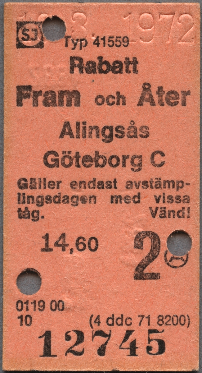 Edmonsonsk biljett av brunrosa kartong med tryckt text i svart:
"SJ Rabatt
Fram och Åter
Alingsås - Göteborg C 
Gäller endast avstämplingsdagen med vissa tåg.
14,60 2". 
Biljetten har datumet 10.3. 1972 präglat högst upp samt tre hål efter biljettång, varav två har stansats vid F och Å, vilka står med en cirkel runt bokstäverna. När biljettången användes blev också "2464" och "2884" präglat på baksidan intill hålen. Biljettnumret "12745" står i nederkant. På baksidan finns regler/bestämmelser för biljetten. Det finns tre dubbletter med annat datum, "1971", bijettnummer, pris samt präglad text på baksidorna. I övrigt identiska med originalet.