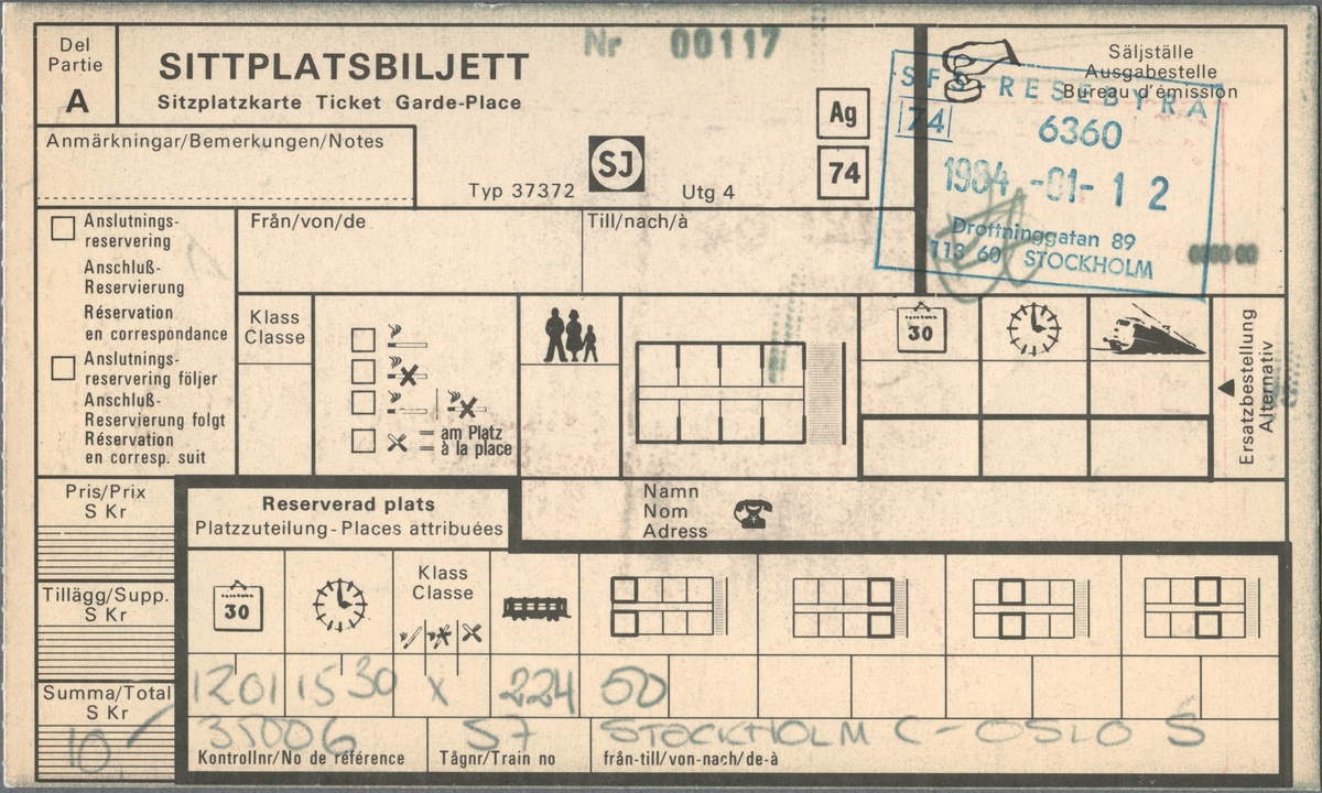 Vit biljett med tryckt text i svart:
"SITTPLATSBILJETT".
Biljetten består av många skrivfält av varierande storlek, kryssrutor och symboler. I överkant står Statens Järnvägar, SJ's initialer inom en vit cirkel med svart ram. I övre högra hörnet finns stämplad, inramad text i lila "SF RESEBYRÅ 74 6360 1984-01-12 Drottninggatan 89 113 60 Stockholm". Det finns skrivfält med eller utan kryssrutor för bland annat från/till, anslutningsreservering, rökare, måltid och klass. Symbolen för icke rökare har förkryssats. I fältet för man, kvinna eler barn finns motsvarande symboler, liksom fälten för alternativ har datum med en almanacka, tid med en klocka och ett tåg ovanför det sista skrivfältet. I vänstra nedre hörnet i ett linjerat skrivfält står "Summa/Total S Kr 10.-".
Den nedre delen av biljetten är inramad med en svart, kraftig linje och har skrivfält för reserverad plats och symboler enligt ovanstående beträffande datum, tid, klass, vagn och sittplatsmarkering. Texten "12 01 15 30 224 50 Kontrollnummer 35006 Tåg nr 57 Från/till STOCKHOLM C-OSLO S" är handskriven med blyertspenna.
Baksidan har en svart linje som avdelar biljetten på mitten, på långsidan. Den vänstra delen har information för biljetten samt överst ett skrivfält fär avsändare och postnummer. Höger sidhalva är utformat som ett postkort med plats för frimärke och linjerade rader för adressaten. Det finns en dubblett med annat sittplatsnummer.


 Texten "12 01 15 30 224 50 kontrollnummer 35006 Den har handskrien text  och texten "12 01 15 30 224 50 tåg nr 57