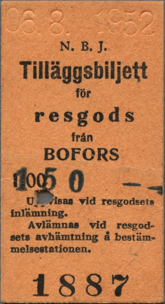 Brun Edmonsonsk biljett med tryckt text i svart:
"N.B.J. Tilläggsbiljett för resgods från BOFORS 1.50
Uppvisas vid resgodsets inlämning. Avlämnas vid resgodsets avhämtning å bestämmelsestationen.".
Biljetten har datumet "06.8.1952" präglat längst upp. Det ursprungliga priset "1.00" har stämplats över med stora siffror, med det nya priset. I nederkant står biljettnumret "1887". En biljettång har stansat ett hål.

Historik: NBJ är förkortning för Norsholm- Bersbo Järnväg.