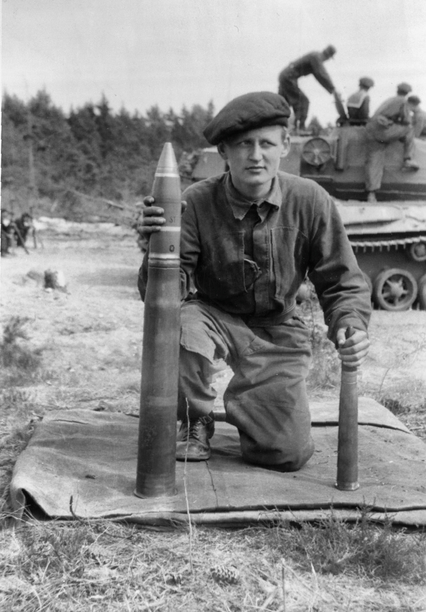 804 Eriksson på Utö skjutfält med ammunition till Strv 74.
Med en 7,5 cm slsgr (spårljusspränggranat) och en 40 mm övnprj (övningsprojektil).