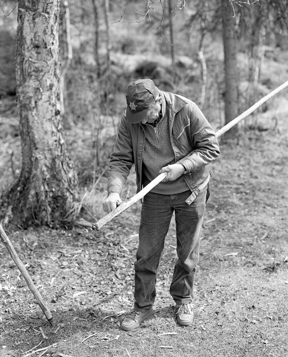 Tømmerfløteren Kåre Kvernmo (1925-1985) skjefter fløterhake ved Stenbekkoia i Engerdal. Bildet ble tatt våren 1986.