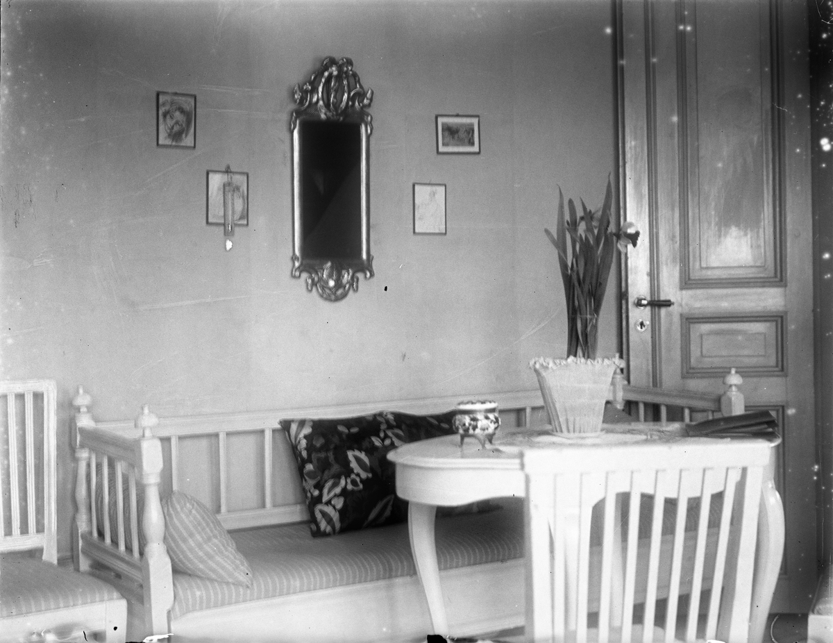 "Hallen utan persongrupp mot spegelväggen och soffan", Eklunda gård, Simtuna socken, Uppland 1924