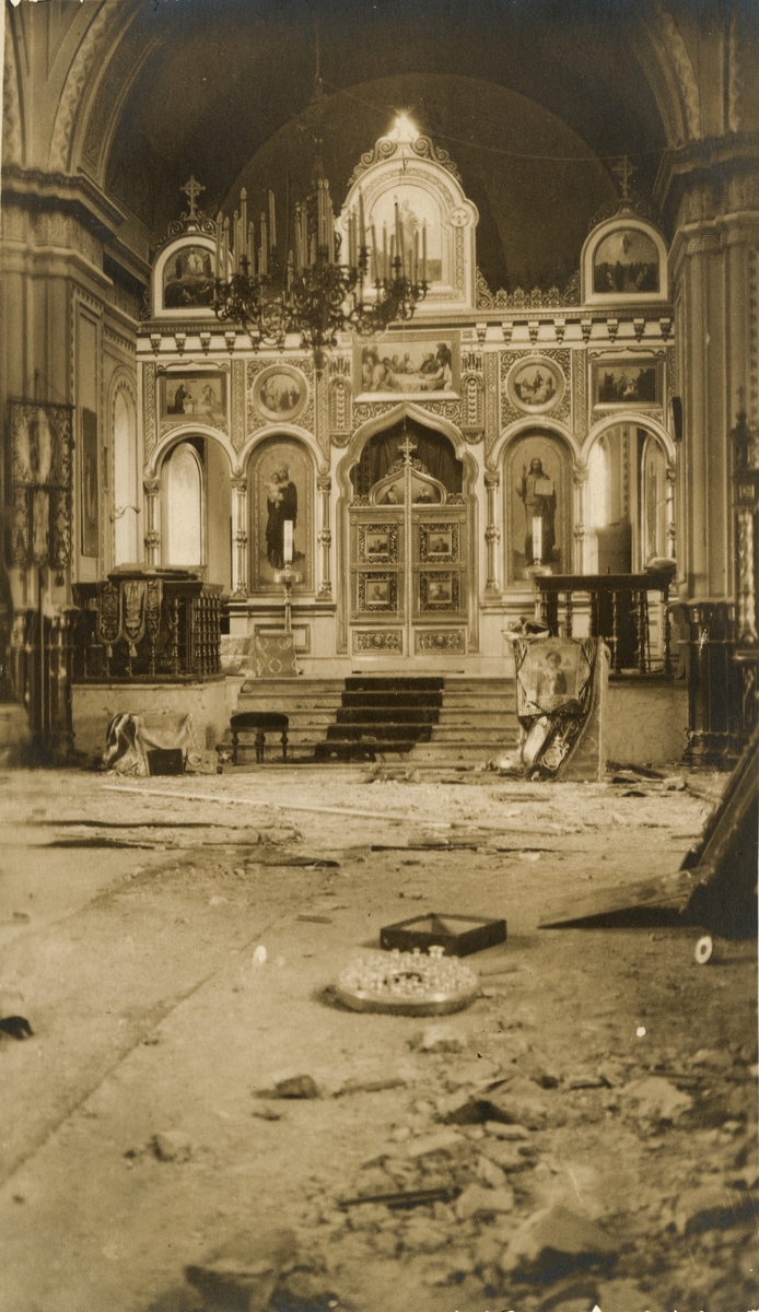 Text i fotoalbum: "Ryska kyrkans inre vandaliserad".