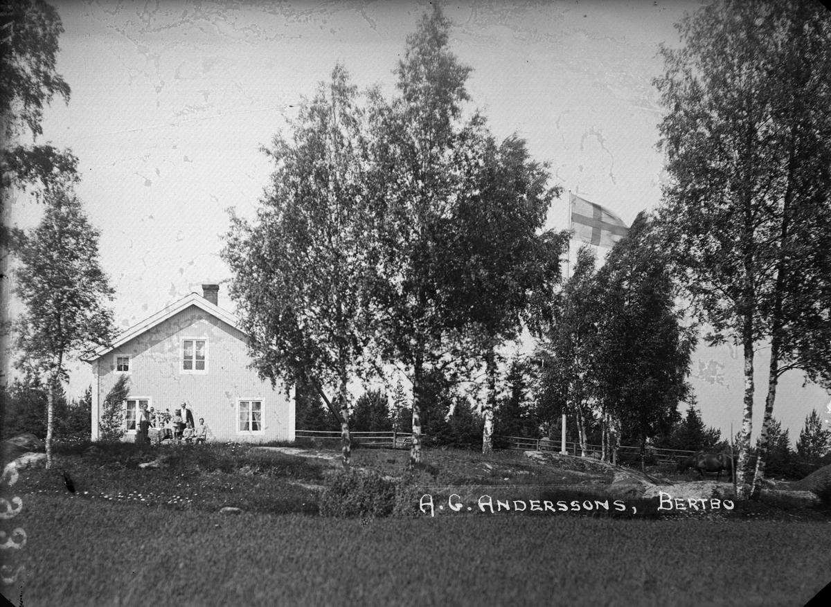 "Andersons gård från gaveln med familjegrupp utanför", Bärtbo, Tärna socken, Uppland 1922
