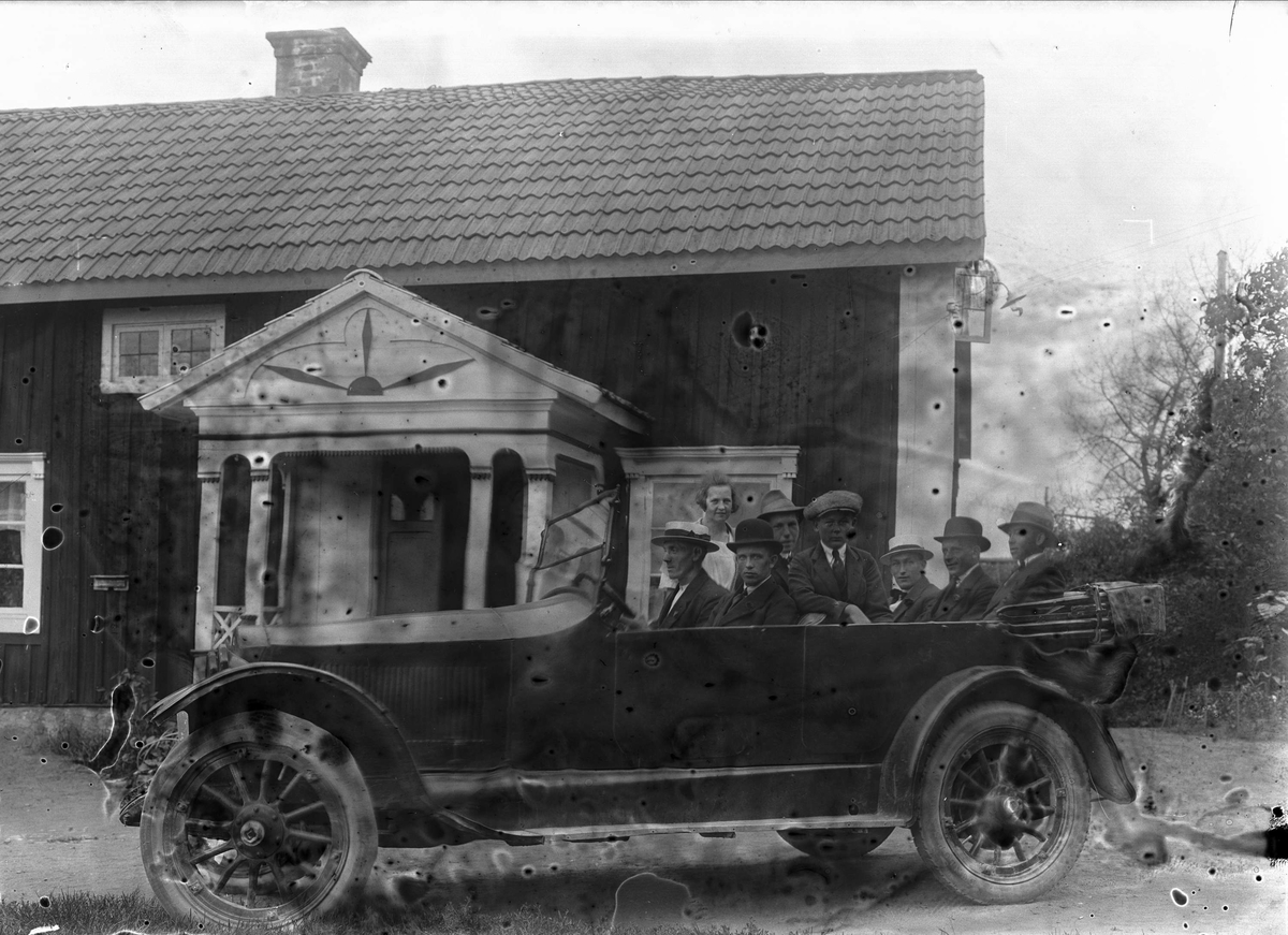 Söndagsutflykt - sällskap från Ådalen i bil på gården hos Alinders i Sävasta, Altuna socken, Uppland 1922