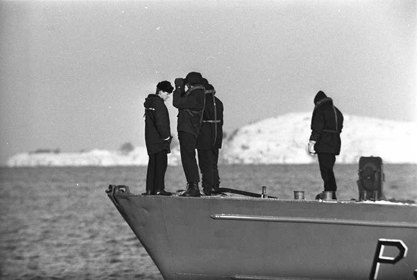 Marinegaster på baugen til et fartøy på havna i Harstad.