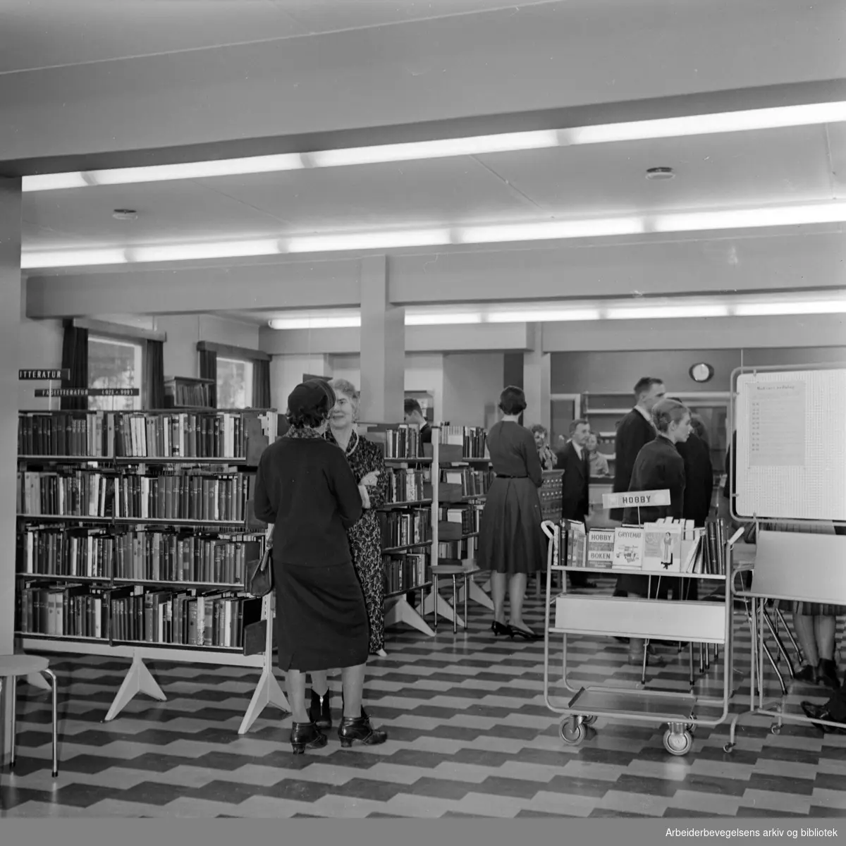 Bøler. Nytt bibliotek. Interiør. Januar 1962