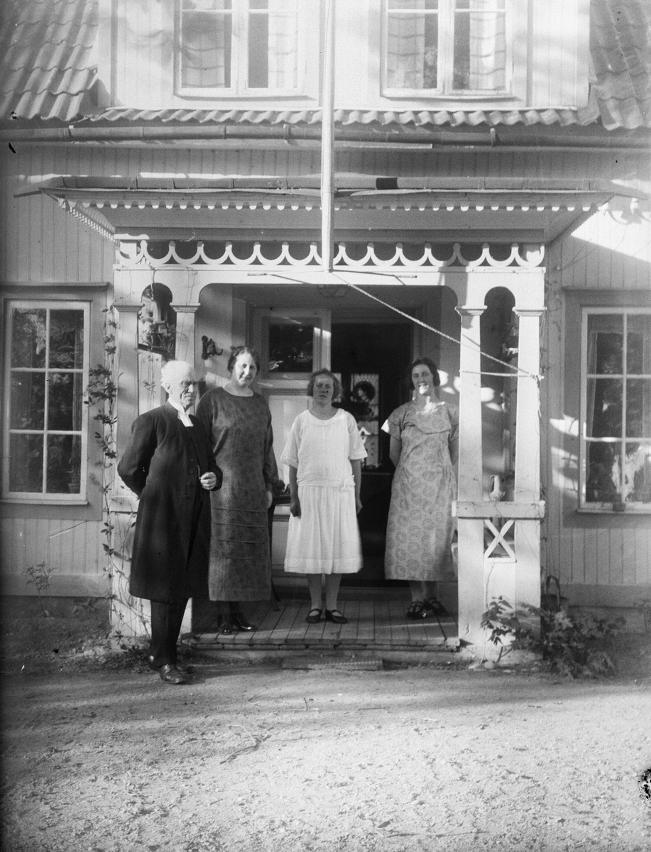 Kyrkoherde Brundin, Frösthults prästgård, Uppland 1925