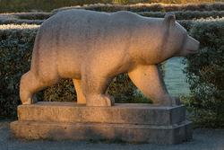 Billedhoggeren Skule Waksviks bjørneskulptur i granitt.  Den
