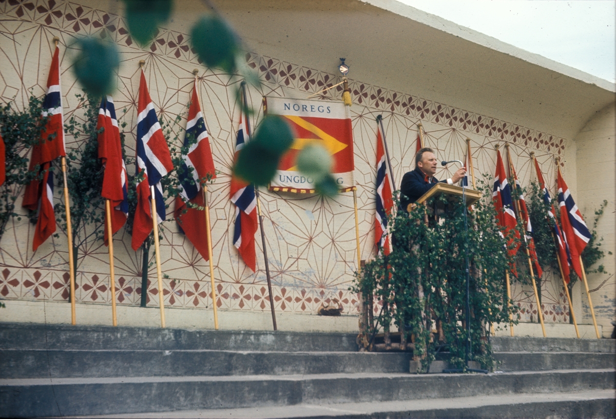 Olav Reisæter talar på Noregs Ungdomslag sitt landsstemne 1967