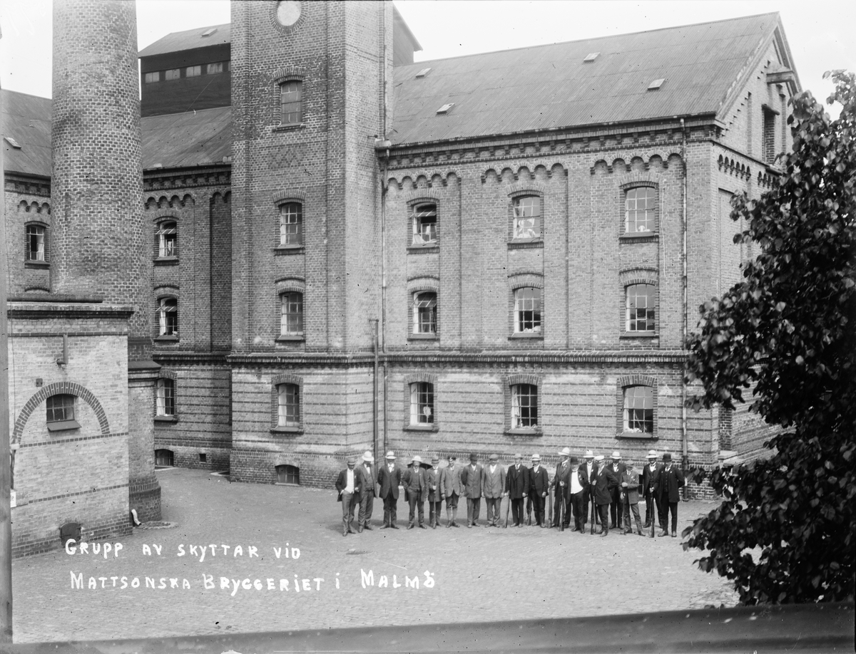 Altuna Skytteförenings resa till Malmö: Grupp av skyttar vid Mattsonska bryggeriet 1914