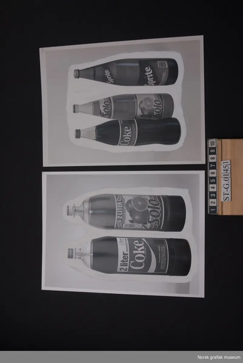 Seks (6 stk.) reklamefotografier i sort/hvitt med retusjeringer.
Motiver: Kanner med kjølevæske, vindusspylervæske, tennvæske, vindusskrape, brusflasker (Cola, Solo, Sprite