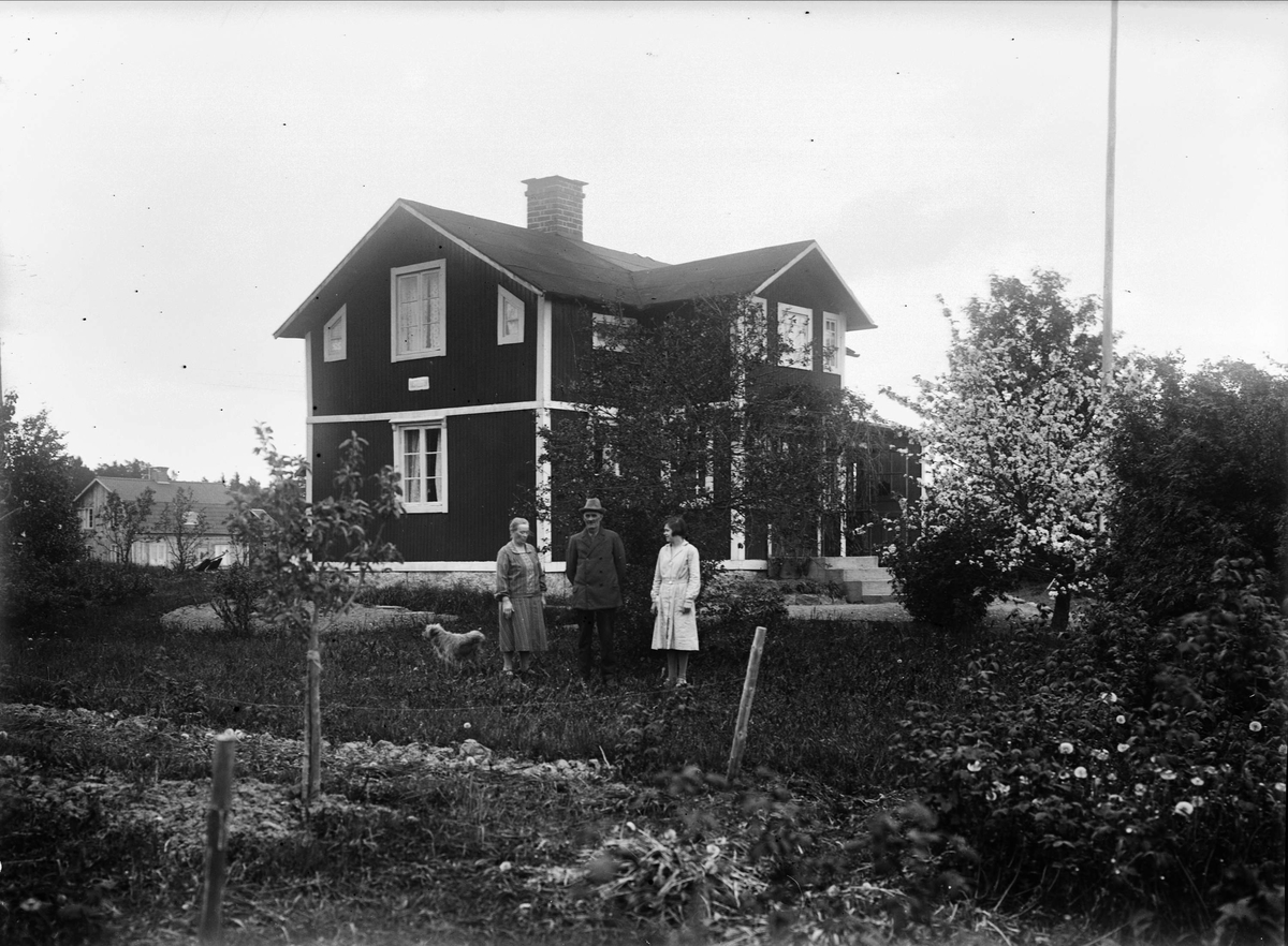 "Karlbergs i Fjärdhundra utanför byggningen", Simtuna socken, Uppland 1931