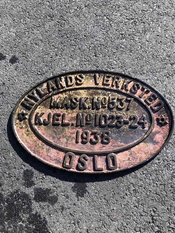 Ovalt metallskilt funnet på vraket av D/S Octavian, skiltet sier blant annet "Nylands Verksted", "Oslo", "1938".