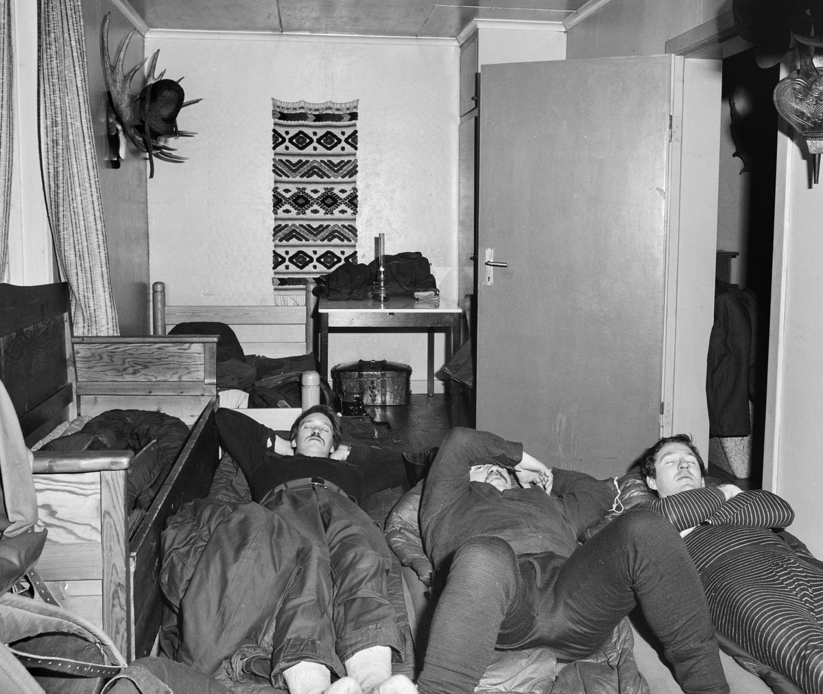 Övernattning i Lillhärjåbygget. 
Vi övernattade under mycket enkla förhållanden, men sömnen var god efter en dag på fjället. Älghorn hängde i alla rum (tror jag), de flesta med en guldplakett på.