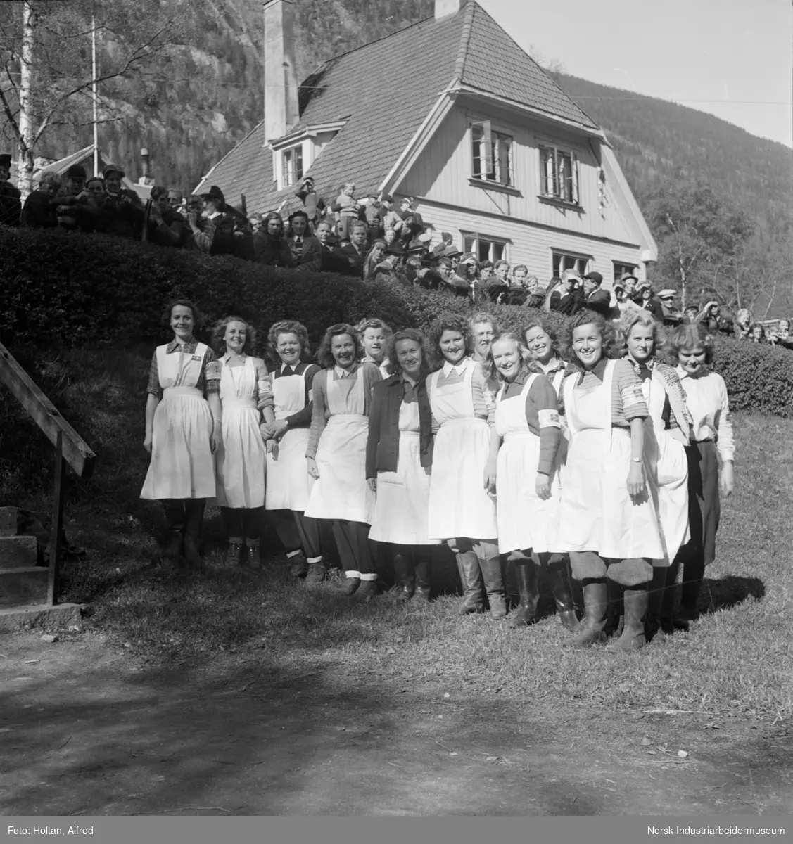 Lotter i uniform fotograferes under frigjøringsdagene i Rjukan.