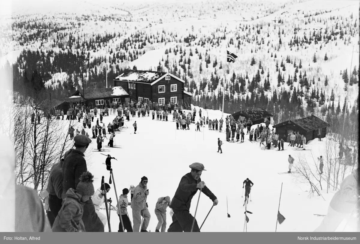 Skiløpere på tunet til Sportshytta.