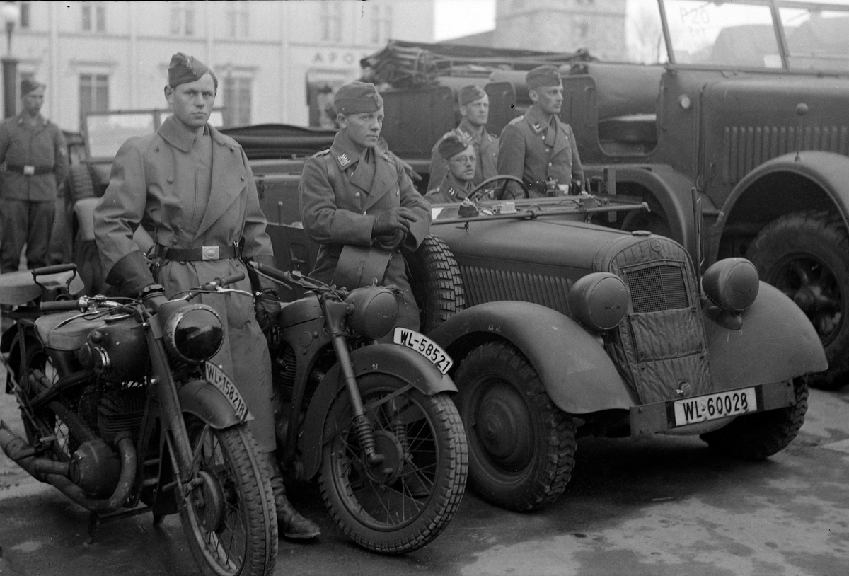 Tyske soldater med kjøretøy på Torvet