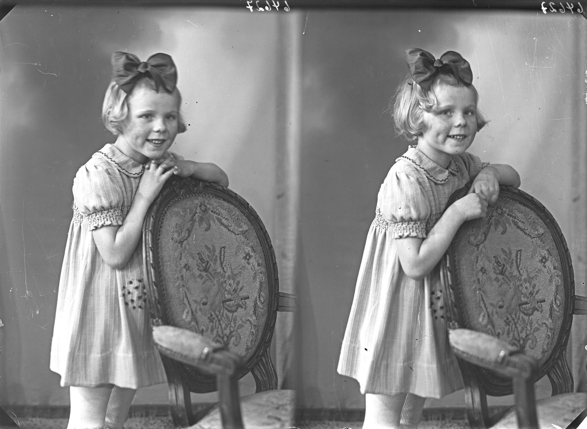 Portrett. Ung pike i kjole med sløyfe i håret. Bestilt av Rita Røthing.